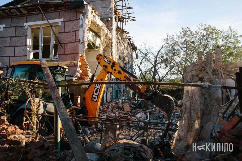 Харківці оговтуються після обстрілу КАБами. Фото Харківці оговтуються після обстрілу КАБами. Фото