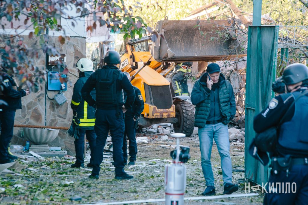 Харківці оговтуються після обстрілу КАБами. Фото Харківці оговтуються після обстрілу КАБами. Фото