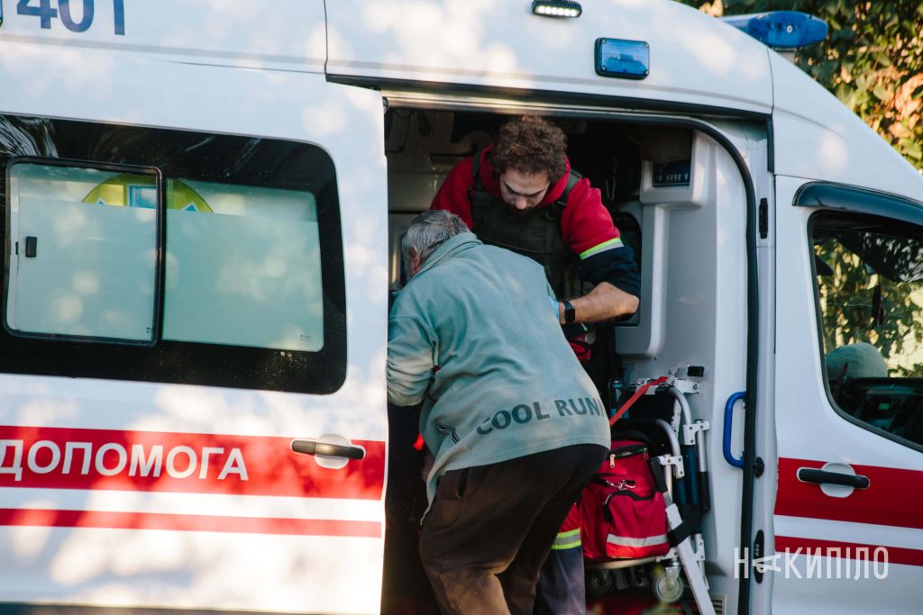 Харківці оговтуються після обстрілу КАБами. Фото Харківці оговтуються після обстрілу КАБами. Фото