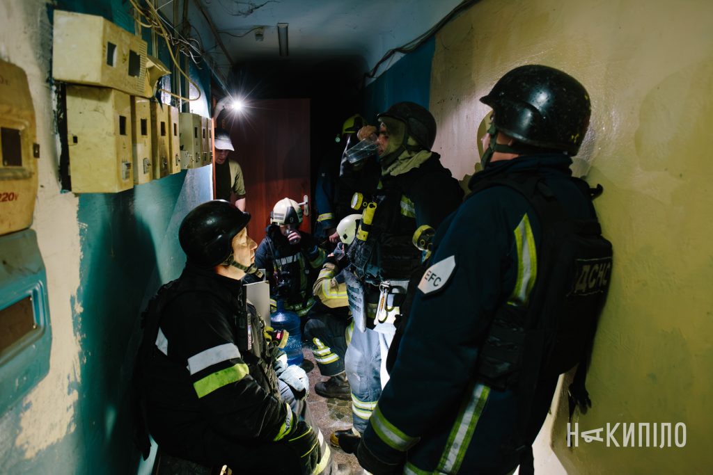 «Бандероль» знищила під'їзд будинку у Харкові: фото «Бандероль» знищила під'їзд будинку у Харкові: фото