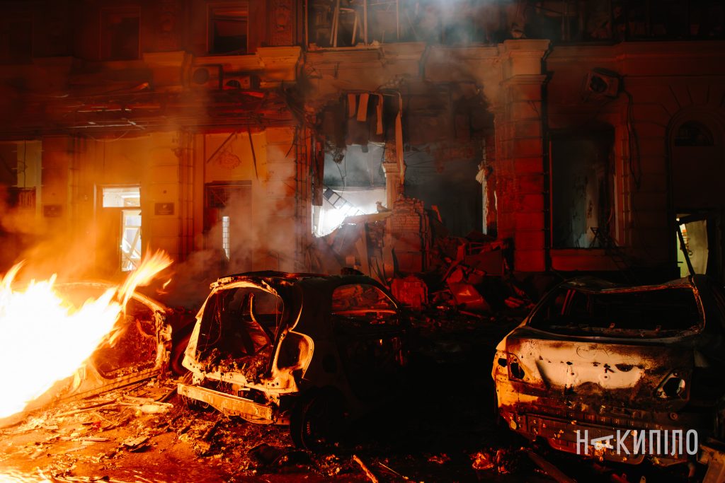 У Харкові росіяни вдарили по п’ятиповерхівці: горять банк та автомобілі

Фото Павло Пахоменко