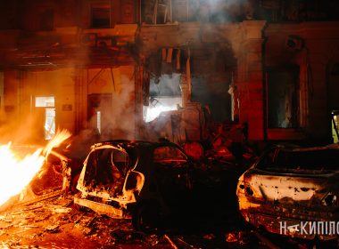 У Харкові росіяни вдарили по п’ятиповерхівці: горять банк та автомобілі Фото Павло Пахоменко