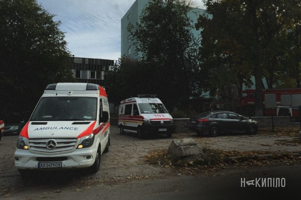 Ворог ударив по медзакладу в Харкові: є постраждалі Автівки швидкої допомоги на тлі атакованого медзакладу