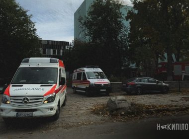 Автівки швидкої допомоги на тлі атакованого медзакладу