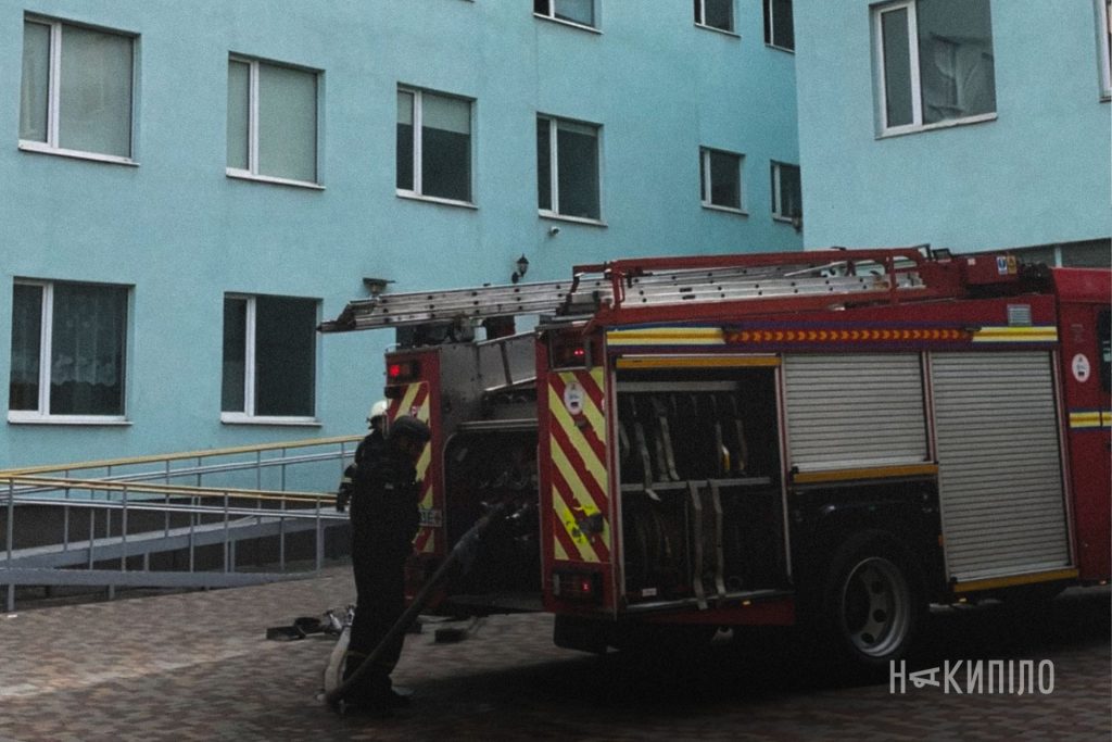 Ворог ударив по медзакладу в Харкові: є постраждалі Чоловік стоїть біля пожежної машини