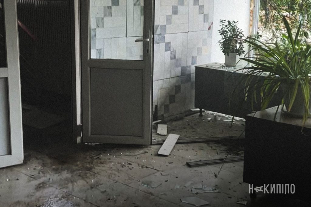 Ворог ударив по медзакладу в Харкові: є постраждалі Уламки від вікон