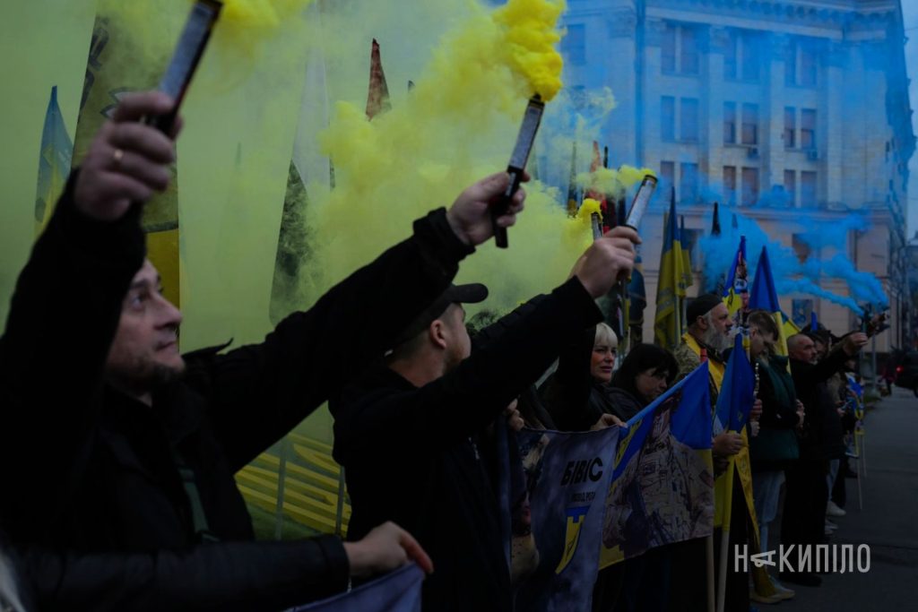 Прапори, спогади та дорога пам'яті: фоторепортаж з автопробігу в Харкові Прапори, спогади та дорога пам'яті: фоторепортаж з автопробігу в Харкові