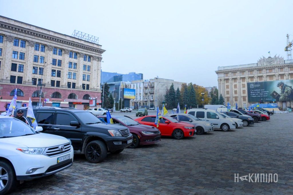 Прапори, спогади та дорога пам'яті: фоторепортаж з автопробігу в Харкові Прапори, спогади та дорога пам'яті: фоторепортаж з автопробігу в Харкові
