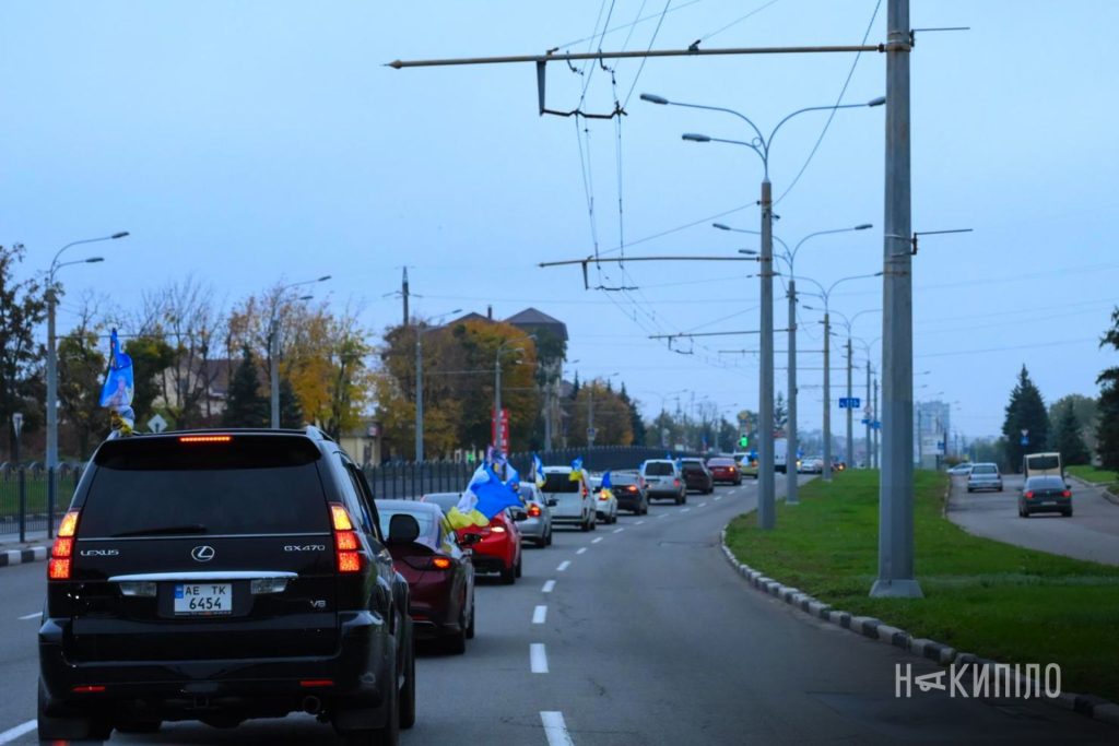 Прапори, спогади та дорога пам'яті: фоторепортаж з автопробігу в Харкові Прапори, спогади та дорога пам'яті: фоторепортаж з автопробігу в Харкові