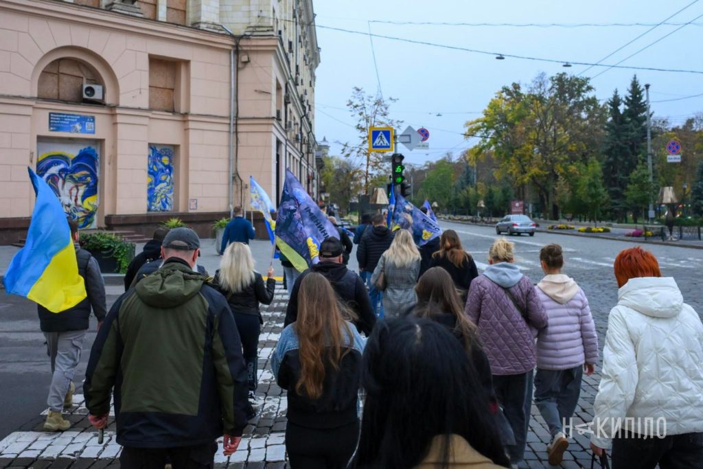 Прапори, спогади та дорога пам'яті: фоторепортаж з автопробігу в Харкові Прапори, спогади та дорога пам'яті: фоторепортаж з автопробігу в Харкові
