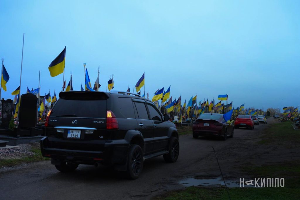 Прапори, спогади та дорога пам'яті: фоторепортаж з автопробігу в Харкові Прапори, спогади та дорога пам'яті: фоторепортаж з автопробігу в Харкові