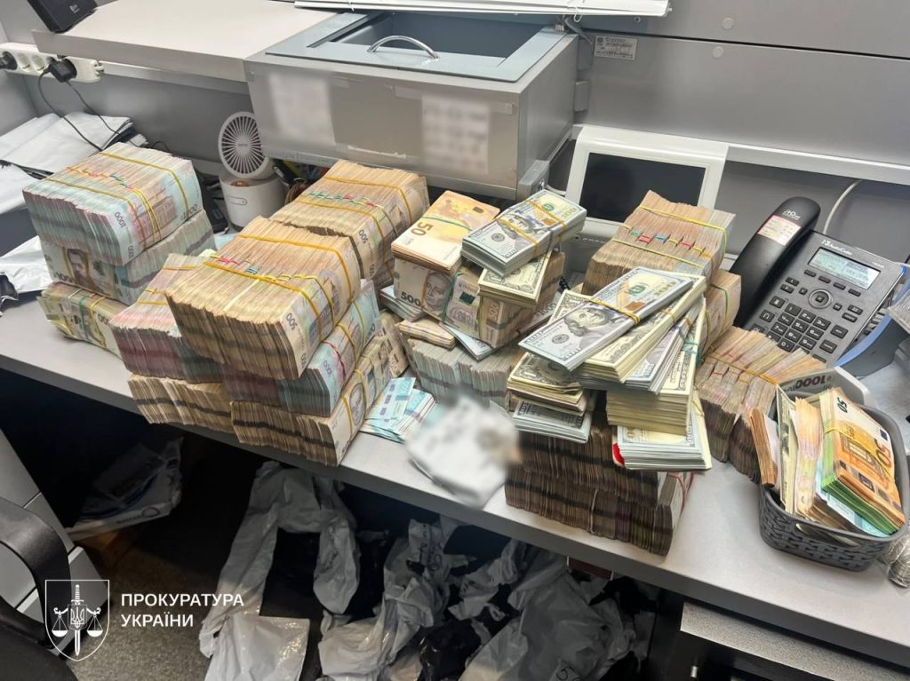 В Україні викрили мережу нелегальних пунктів обміну валют Готівка різної валюти, вилучена в тіньових обмінниках