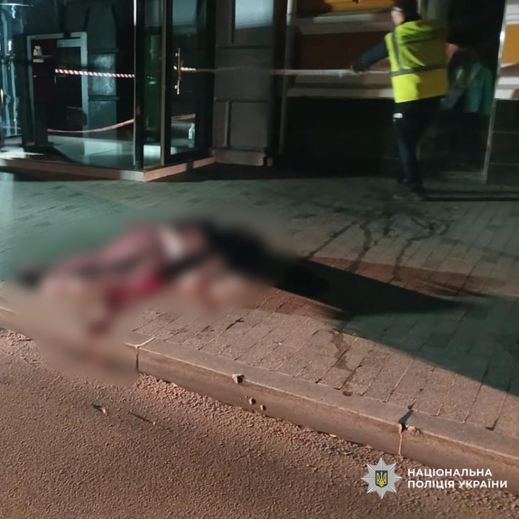 Заблюрене тіло чоловіка на тротуарі в Харкові