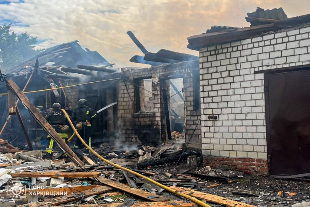 Через удари дронів по авто на Харківщині загинули двоє людей, ще троє поранені Рятувальники гасять пожежу в будинку зі шлангів, Великий Бурлук
