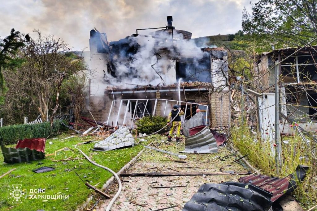 Через удари дронів по авто на Харківщині загинули двоє людей, ще троє поранені Клуби диму піднімаються вгору з пошкодженого двоповерхового будинку, Ізюм