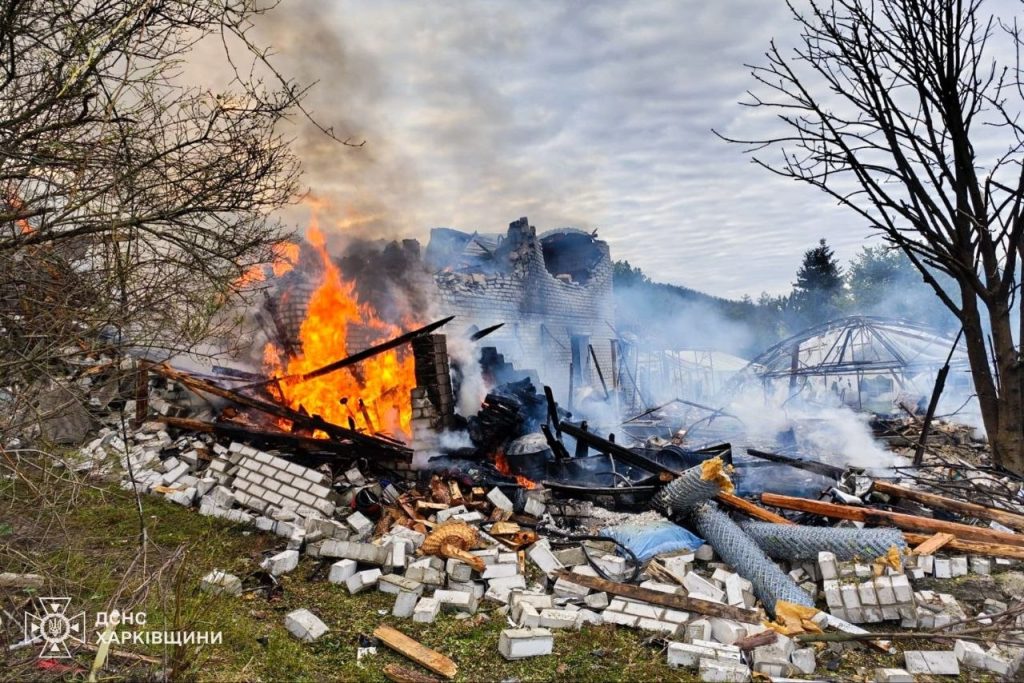 Через удари дронів по авто на Харківщині загинули двоє людей, ще троє поранені Горить зруйнований будинок в Ізюмі