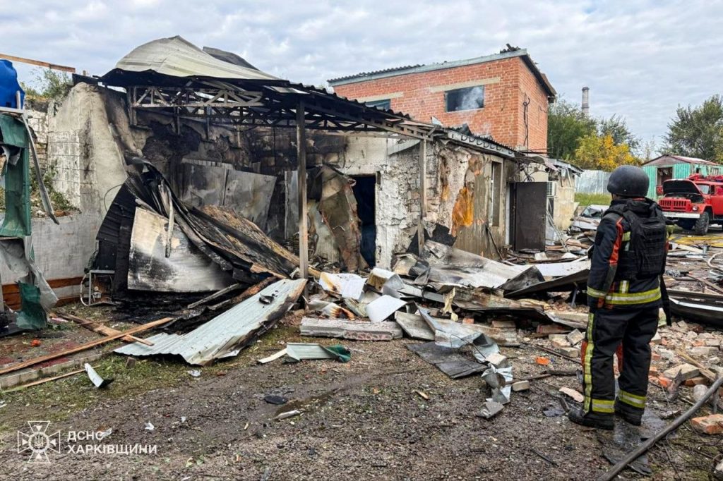 Через удари дронів по авто на Харківщині загинули двоє людей, ще троє поранені Рятувальники загасили пожежу в будівлі після влучання, Ізюм