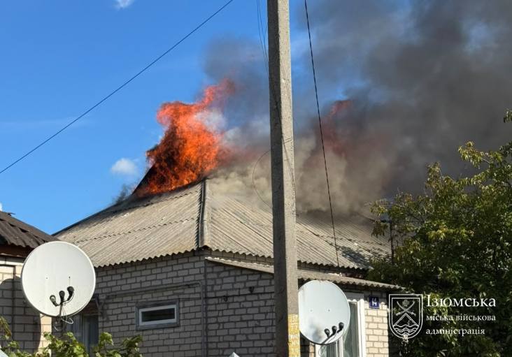Горить дах будинку в Ізюмі після обстрілу з РСЗВ