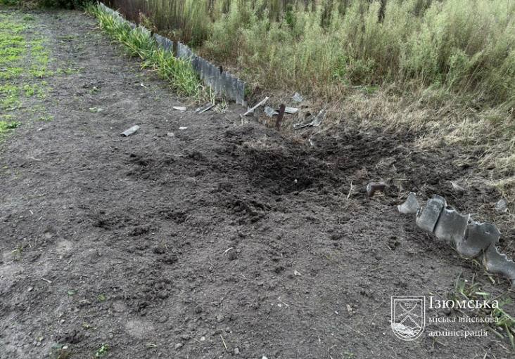 Двоє людей поранені в Ізюмі: росіяни вдарили з РСЗВ по мікрорайону Вирва в землі від касетного боєприпасу, Ізюм