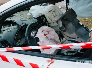 Пошкоджена ворожими ударами автівка