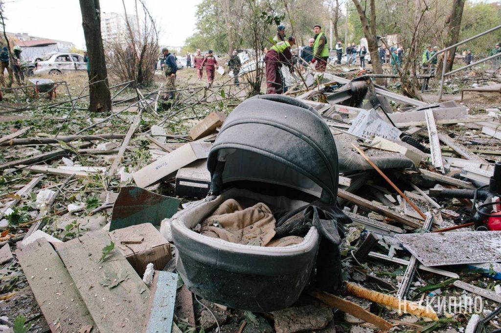Харків атакували КАБи: деталі та фото з місця удару Харків атакували КАБи: деталі та фото з місця удару