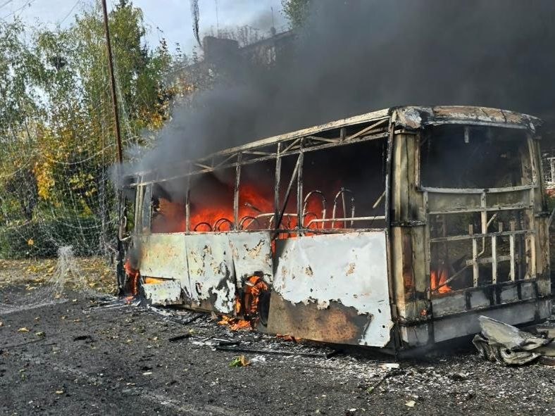 росіяни вдарили по автобусу в Краматорську: 33 людини загинули