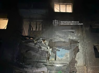 Частково зруйнований під'їзд п'ятиповерхівки