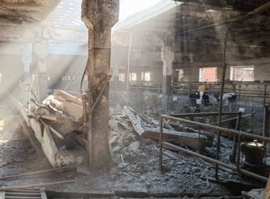 Пошкоджена росіянами будівля