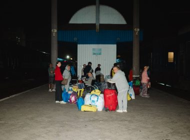 Люди, які евакуювалися за допомогою залізниці