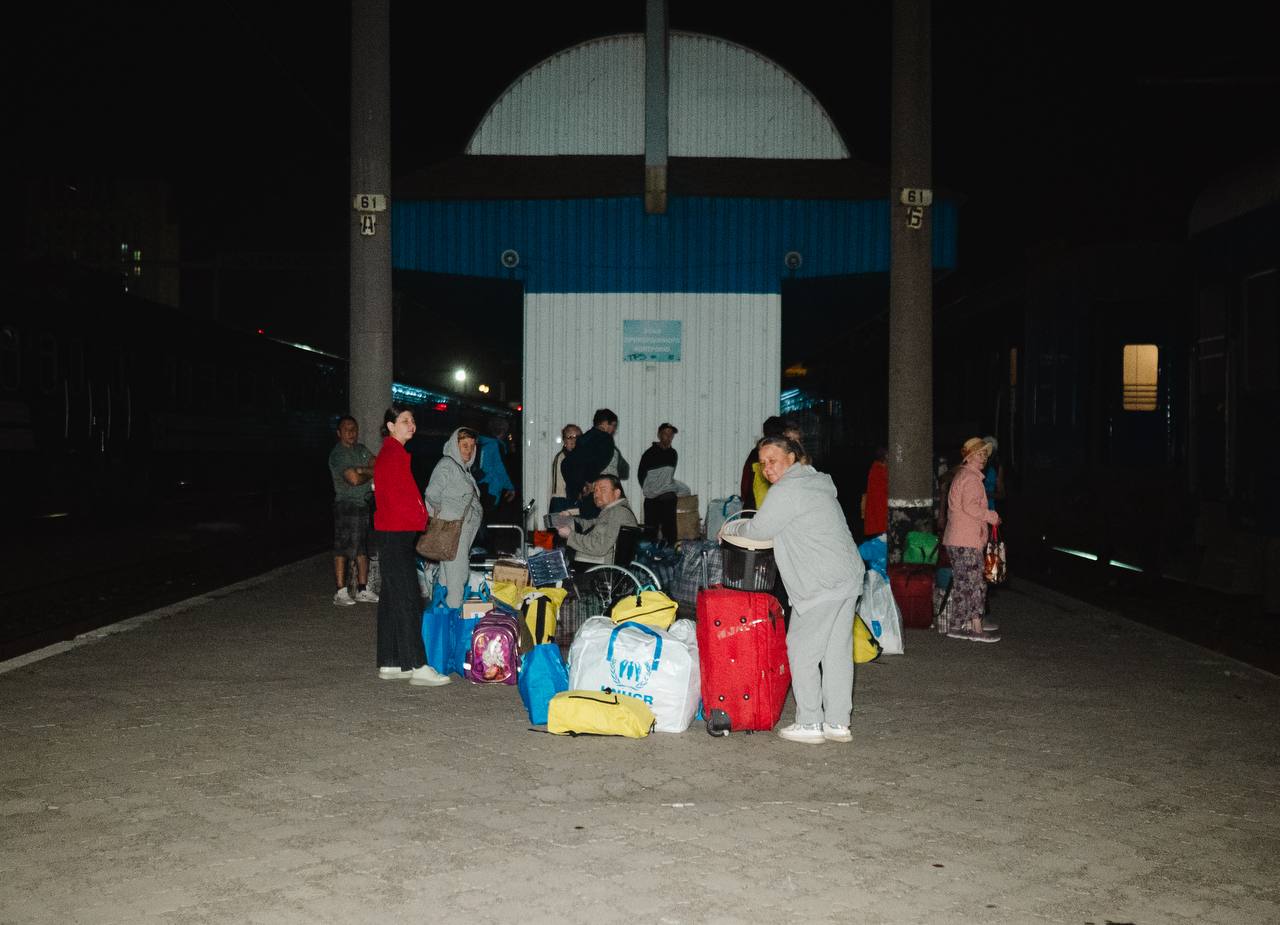 Люди, які евакуювалися за допомогою залізниці