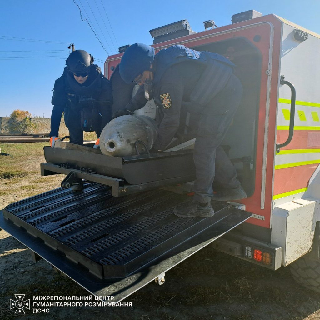 КАБ-500 вдарила по агропідприємству на Харківщині й не здетонувала. Фото КАБ-500 вдарила по агропідприємству на Харківщині й не здетонувала. Фото