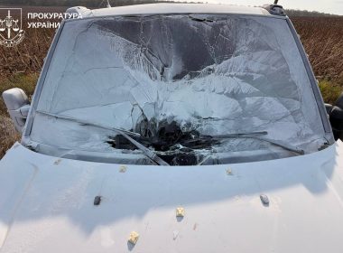 Розбите лобове скло автівки після влучання FPV-дрона