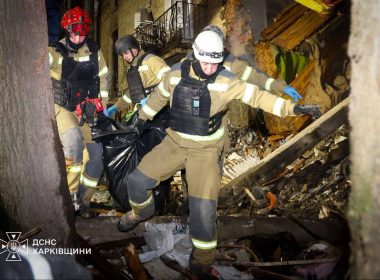 Рятувальники виносять тіло людини з-під завалів