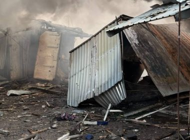 Знищені приміщення на тлі диму через удари росіян