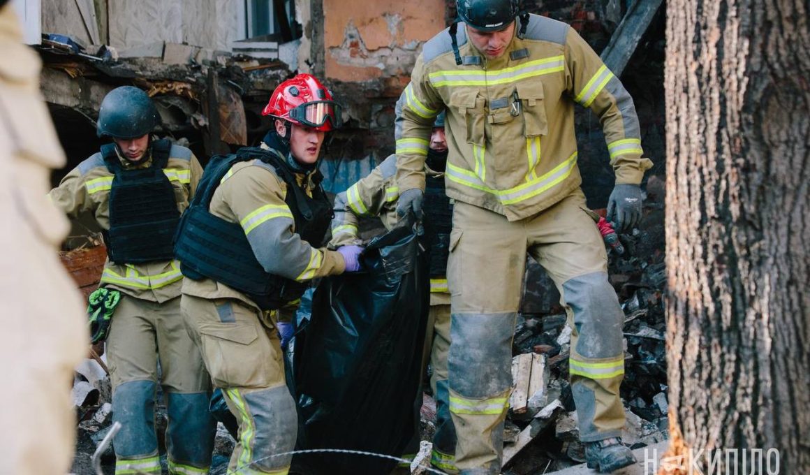 Рятувальники дістають тіло людини в пакеті із-під завалів будинку в Холодногірському районі Харкова