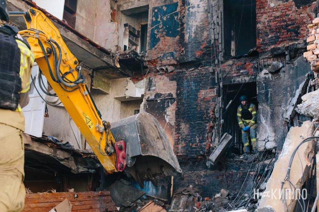 У Харкові розбирають завали після вчорашнього ракетного удару по будинку: фото У Харкові розбирають завали після вчорашнього ракетного удару по будинку: фото