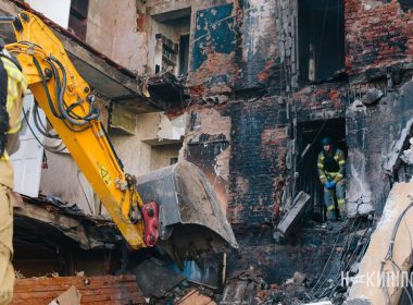 Рятувальник визирає з дверного прорізу зруйнованого ракетою підʼїзду, Холодногірський район Харкова