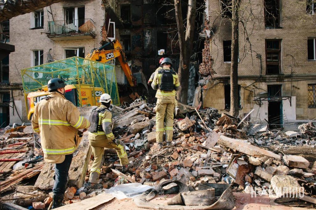 У Харкові розбирають завали після вчорашнього ракетного удару по будинку: фото