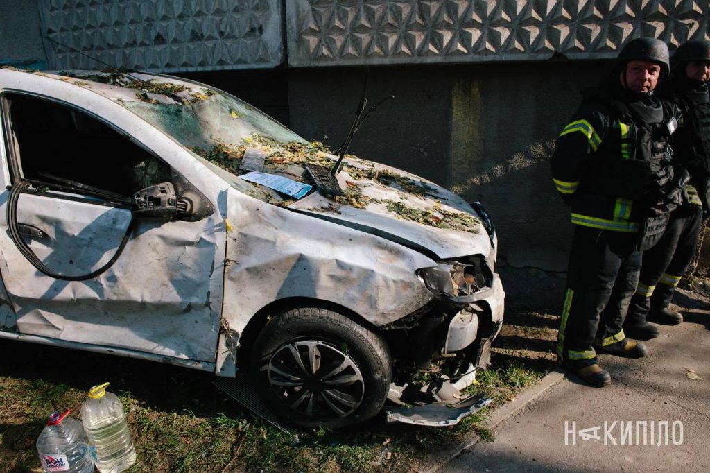 У Харкові розбирають завали після вчорашнього ракетного удару по будинку: фото У Харкові розбирають завали після вчорашнього ракетного удару по будинку: фото