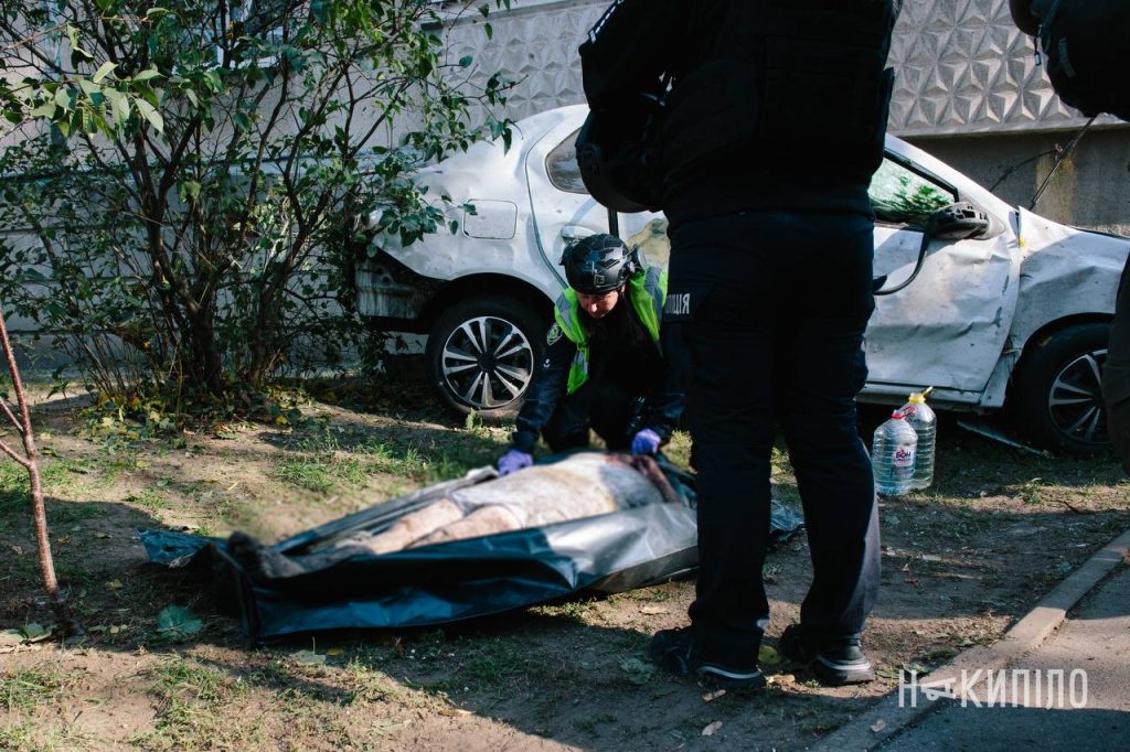У Харкові розбирають завали після вчорашнього ракетного удару по будинку: фото У Харкові розбирають завали після вчорашнього ракетного удару по будинку: фото