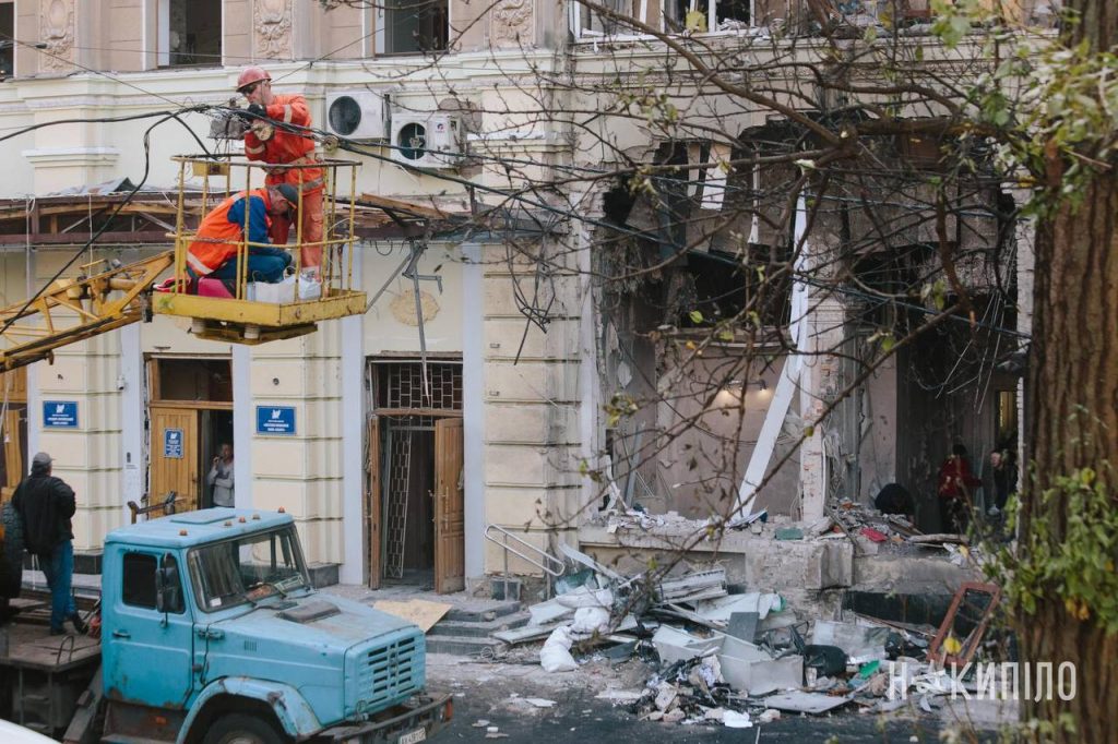 росіяни атакували пам'ятку містобудування та архітектури в Харкові: фото Енергетики працюють на підйомнику біля пошкодженого обстрілом будинку в Шевченківському районі Харкова