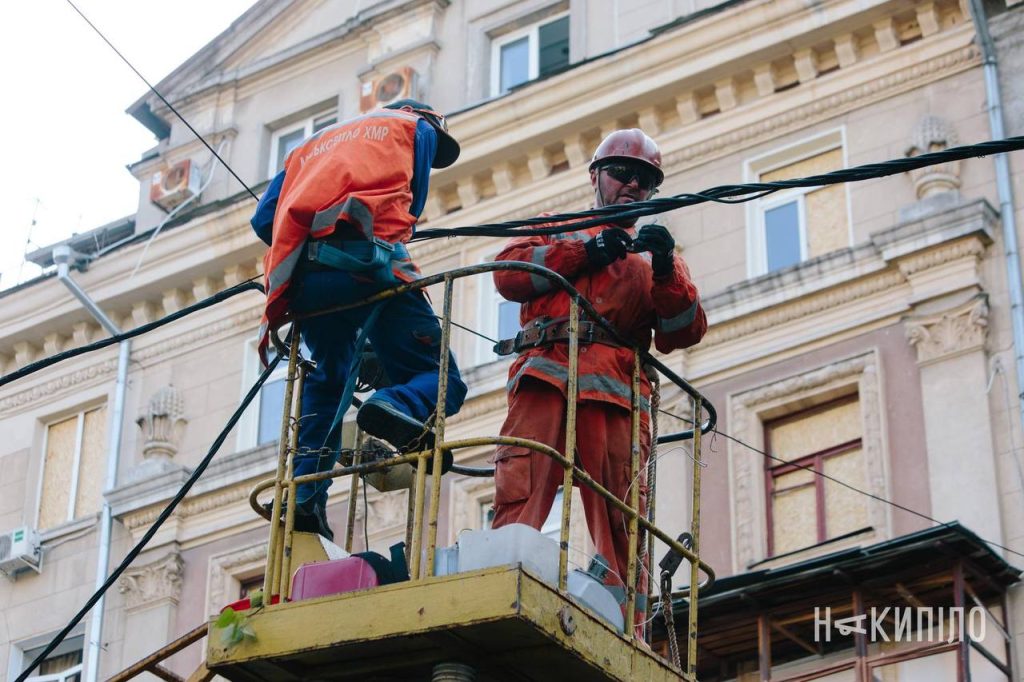 росіяни атакували пам'ятку містобудування та архітектури в Харкові: фото Енергетики на підйомнику лагодять проводи електроенергії на фоні пошкодженого будинку