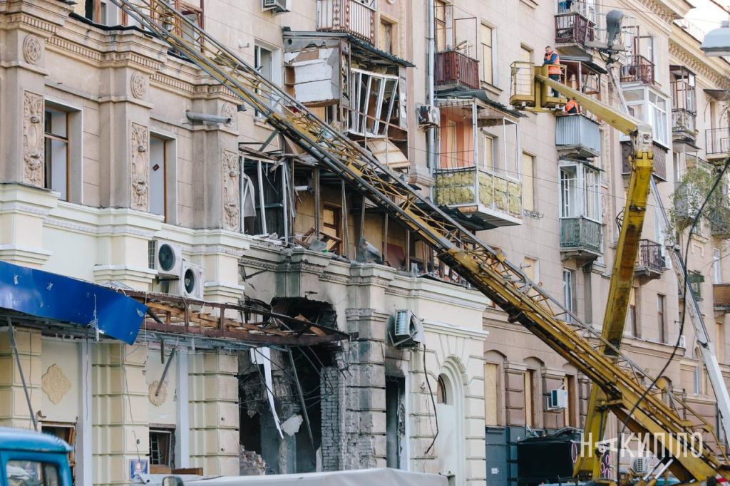 росіяни атакували пам'ятку містобудування та архітектури в Харкові: фото Комунальники на підйомниках біля пошкоджених вікон і балконів пʼятиповерхівки в Шевченківському районі Харкова