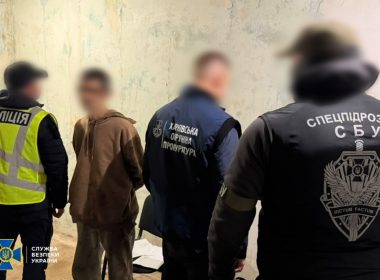 Поліцейський, працівник прокуратури та співробітник СБУ поруч із чоловіком, затриманим 14 жовтня в Харкові у справі про вбивство п’ятьох українських військових. Фото: Служба безпеки України.