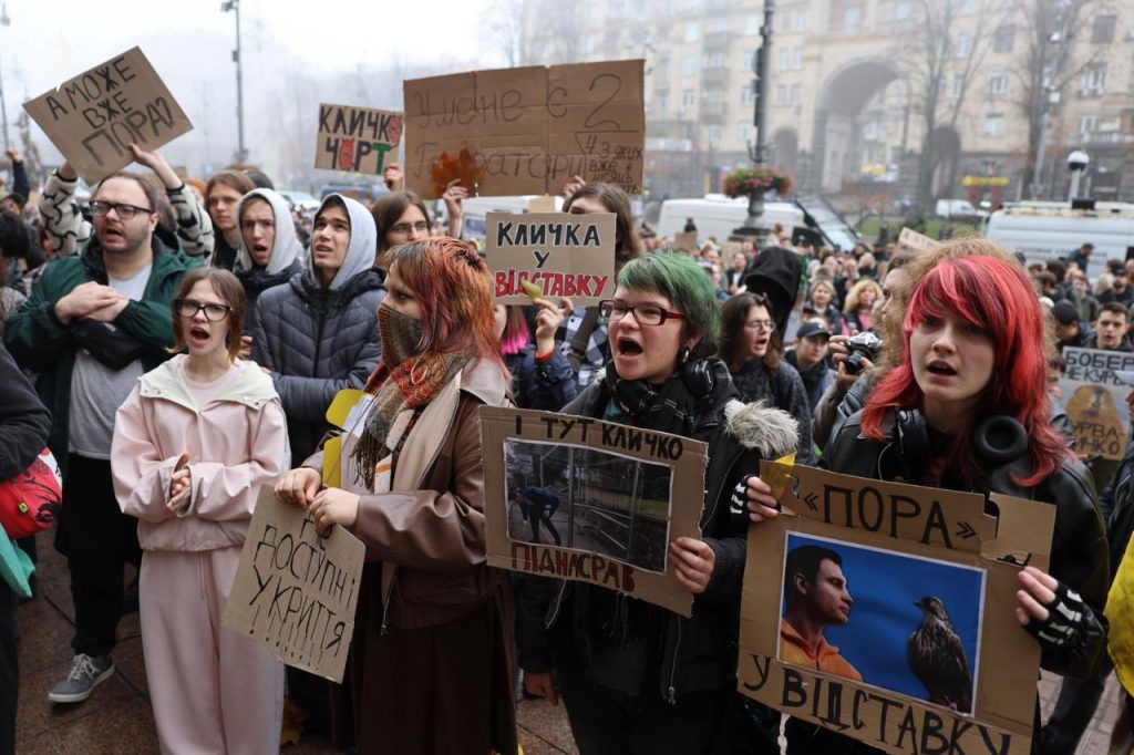 Кияни мітингують за відставку Віталія Кличка: що відомо Кияни мітингують за відставку Віталія Кличка: що відомо