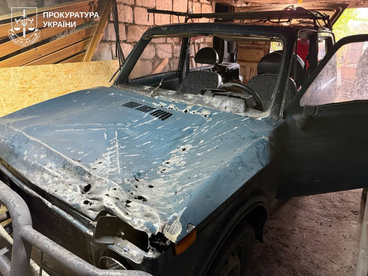 Автомобіль ВАЗ весь в дірках від уламків.
