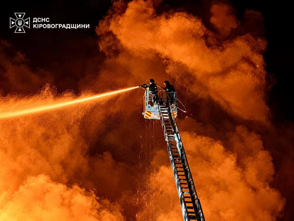Трьома хвилями росіяни обстріляли Київ: є поранені Трьома хвилями росіяни обстріляли Київ: є поранені