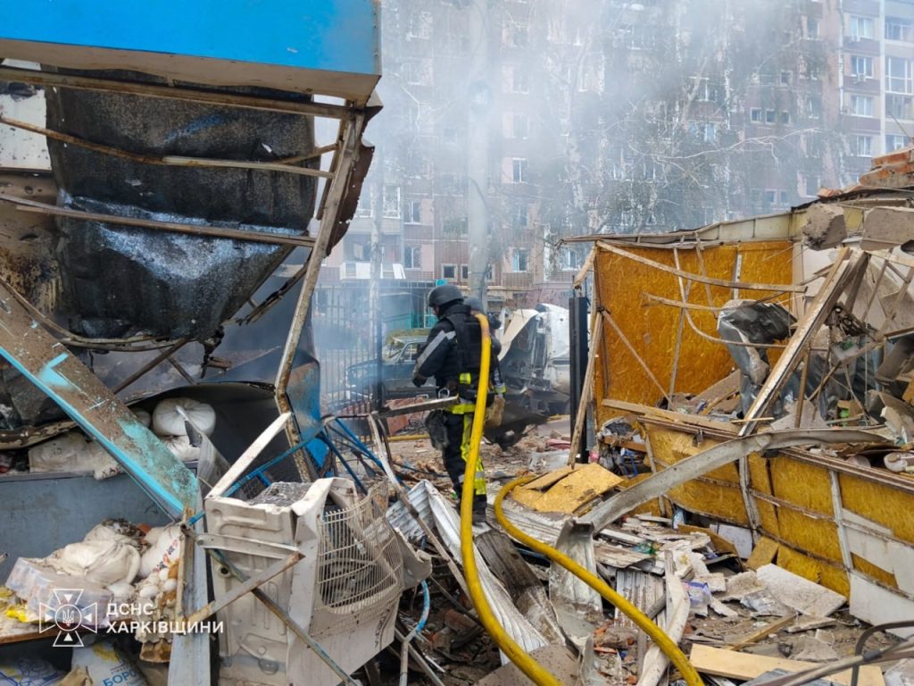Під російською атакою — ринок у Лозовій. Є загиблі й поранені (оновлено) Пошкоджений магазин, позаду нього —багатоповевхівка