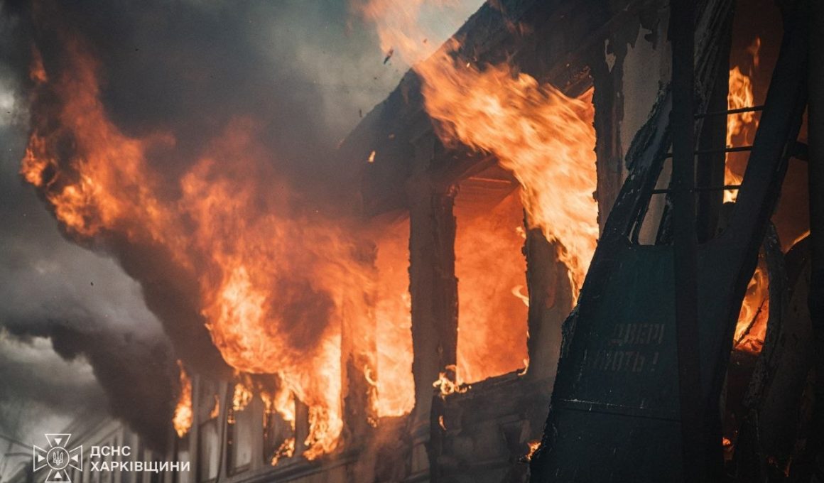 Полумʼя виривається з вікон і дверей вагону електрички