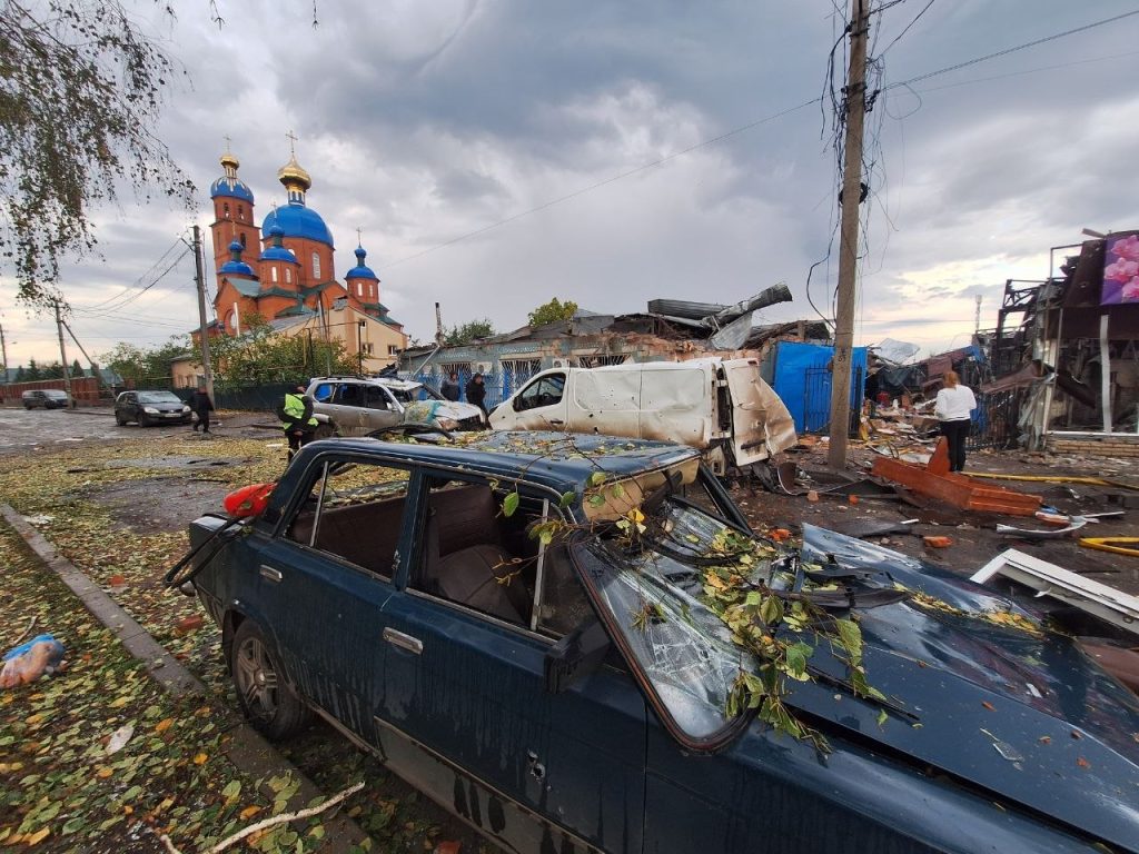 Припарковані автівки на ринку в Лозовій  з вибитим склом і пошкодженими дверима після обстрілу